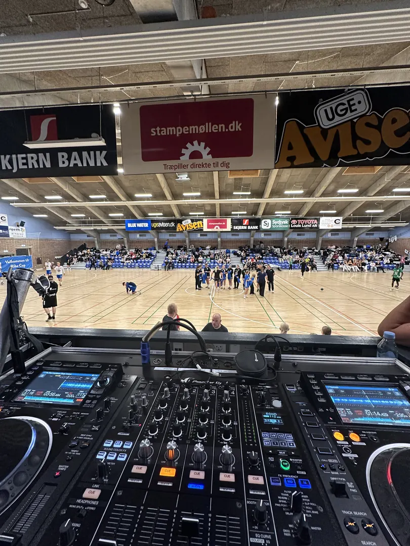 DJ-pulten i hallen til et større arrangement