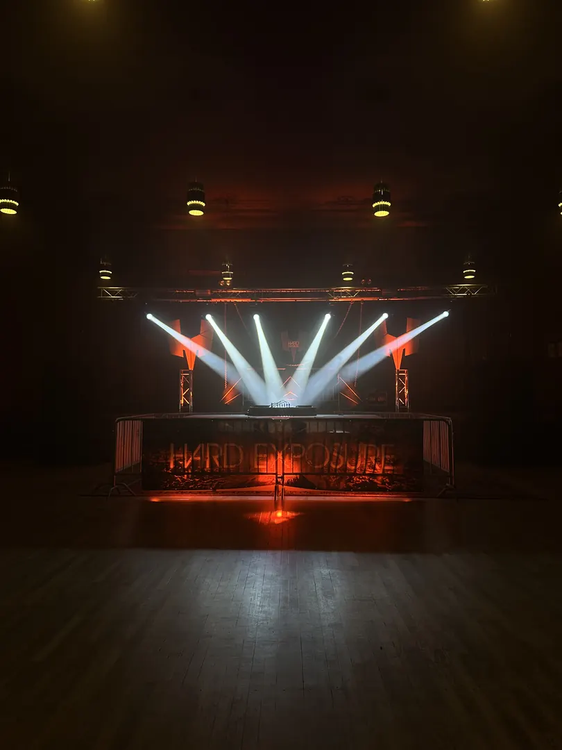 Scene med lysshow fra LIMIT-LESS