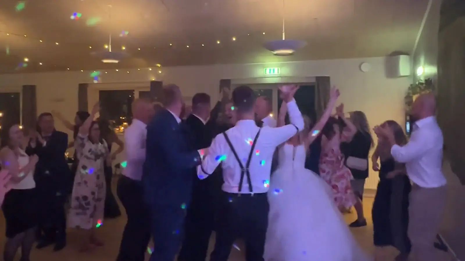 Fyldt dansegulv til et bryllup med DJ fra LIMIT-LESS